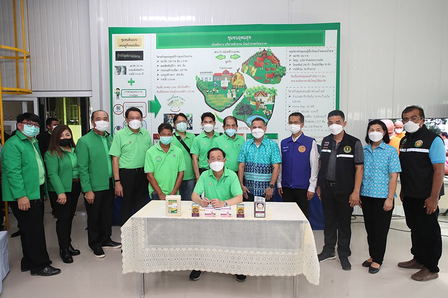 รมว.คลังเยี่ยมชมงานชุมชนบ้านไร่มะขาม จ.เพชรบุรี