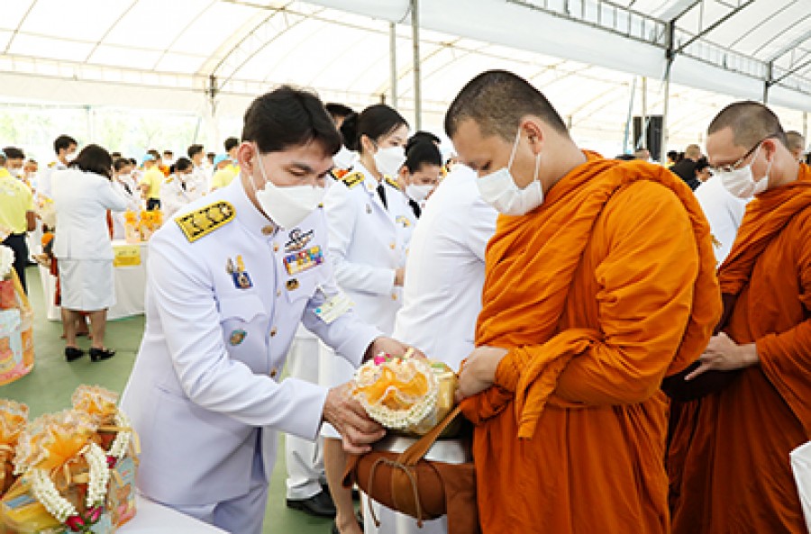 กระทรวงการคลัง ร่วมพิธีทำบุญตักบาตรเพื่อถวายเป็นพระราชกุศล เนื่องในโอกาสวันเฉลิมพระชนมพรรษาพระบาทสมเด็จพระเจ้าอยู่หัว ประจำปี 2565