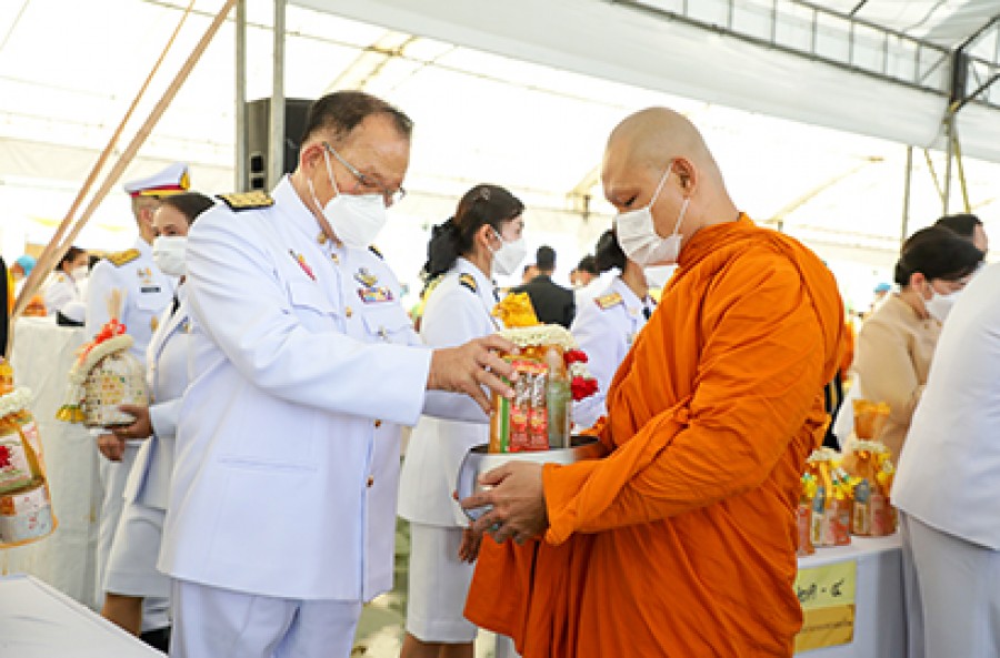 รมช.คลัง ร่วมพิธีทำบุญตักบาตรและถวายสัตย์ปฏิญาณ