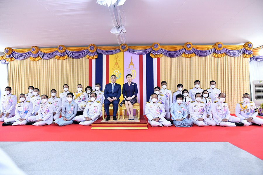 พระบาทสมเด็จพระเจ้าอยู่หัว และสมเด็จพระนางเจ้าฯ พระบรมราชินี เสด็จพระราชดำเนินไปทรงเปิดสวนป่าระยะที่ 2- 3 ในสวนสาธารณะ “เบญจกิติ”