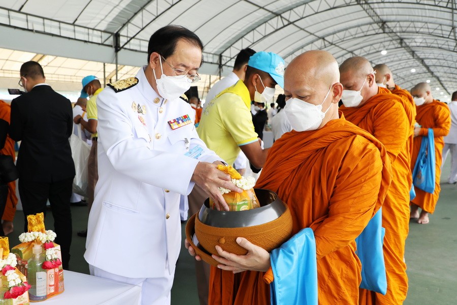 กระทรวงการคลัง ร่วมพิธีทำบุญตักบาตรเพื่อถวายเป็นพระราชกุศล เนื่องในโอกาสวันเฉลิมพระชนมพรรษา 90 พรรษา 12 สิงหาคม 2565