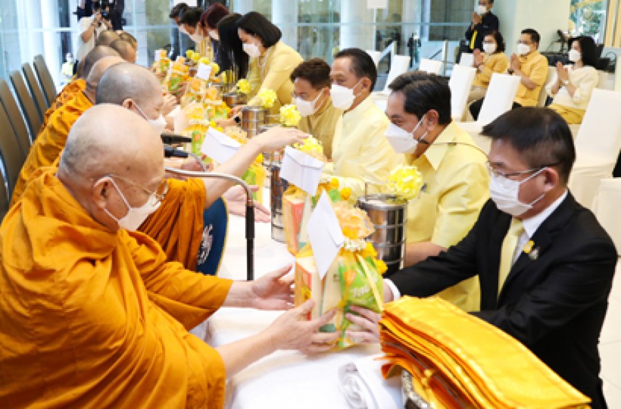 พิธีทำบุญตักบาตรถวายพระราชกุศลแด่พระบาทสมเด็จพระบรมชนกาธิเบศร มหาภูมิพลอดุลยเดชมหาราช บรมนาถบพิตร