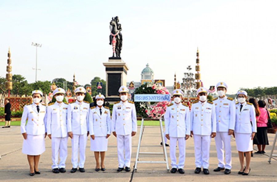 พิธีวางพวงมาลาถวายสักการะพระบรมราชานุสาวรีย์พระบาทสมเด็จพระจุลจอมเกล้าเจ้าอยู่หัว (รัชกาลที่ 5)