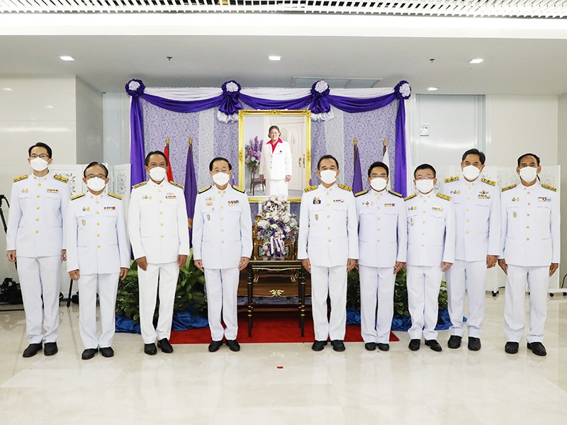 กระทรวงการคลัง ถวายแจกันดอกไม้และลงนามถวายพระพร