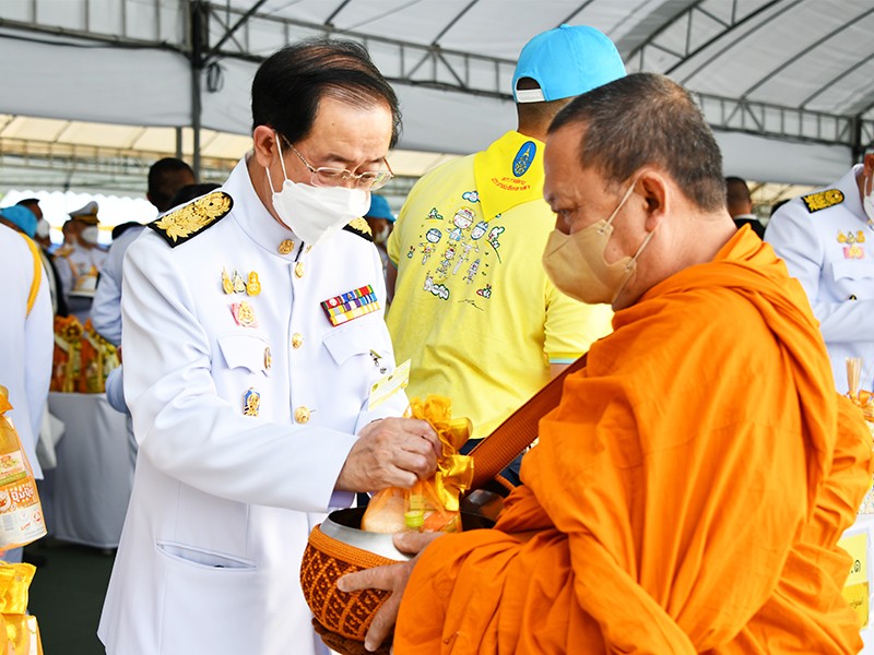 รมว.คลัง ร่วมพิธีทำบุญตักบาตร เนื่องในวันคล้ายวันพระบรมราชสมภพ พระบาทสมเด็จพระบรมชนกาธิเบศร มหาภูมิพลอดุลยเดชมหาราช บรมนาถบพิตร พิธีวางพานพุ่มและพิธีถวายบังคม