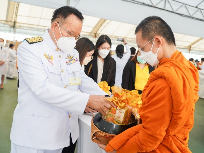 รมช.คลัง ร่วมพิธีทำบุญตักบาตร เนื่องในวันคล้ายวันพระบรมราชสมภพ พระบาทสมเด็จพระบรมชนกาธิเบศร มหาภูมิพลอดุลยเดชมหาราช บรมนาถบพิตร พิธีวางพานพุ่มและพิธีถวายบังคม