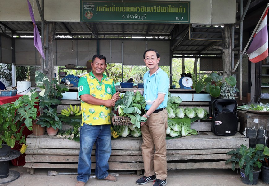 รมว.คลังเยี่ยมชมงานฟาร์มเกษตรอินทรีย์บ้านเขาไม้แก้ว จ.ปราจีนบุรี