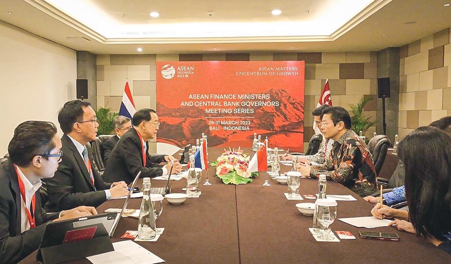 ประชุมหารือทวิภาคีกับรองนายกฯ และ รมว.คลัง สาธารณรัฐสิงคโปร์