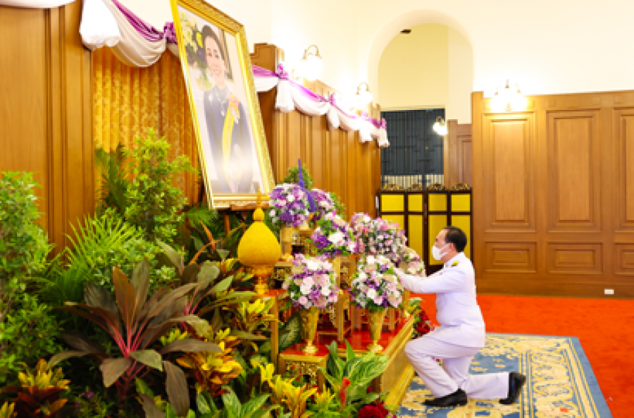 รองปลัดกระทรวงการคลังถวายแจกันดอกไม้และลงนามถวายพระพร เนื่องในวันเฉลิมพระชนมพรรษา สมเด็จพระนางเจ้าฯ พระบรมราชินี ประจำปี 2566