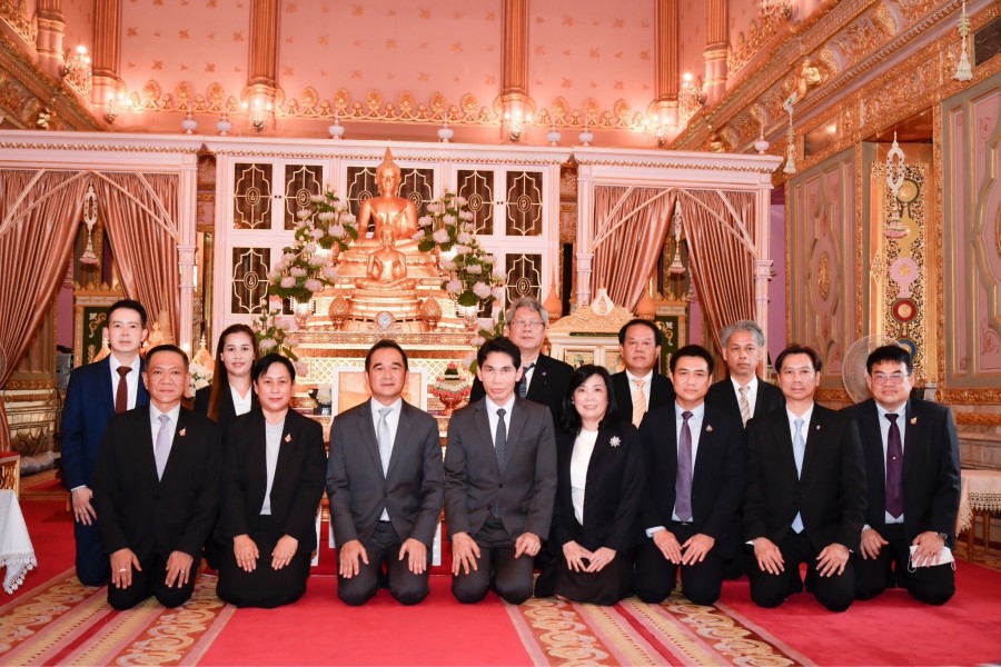 ถวายเหรียญที่ระลึกฉลองพระชนมายุ 8 รอบสมเด็จพระสังฆราช สกลมหาสังฆปริณายก
