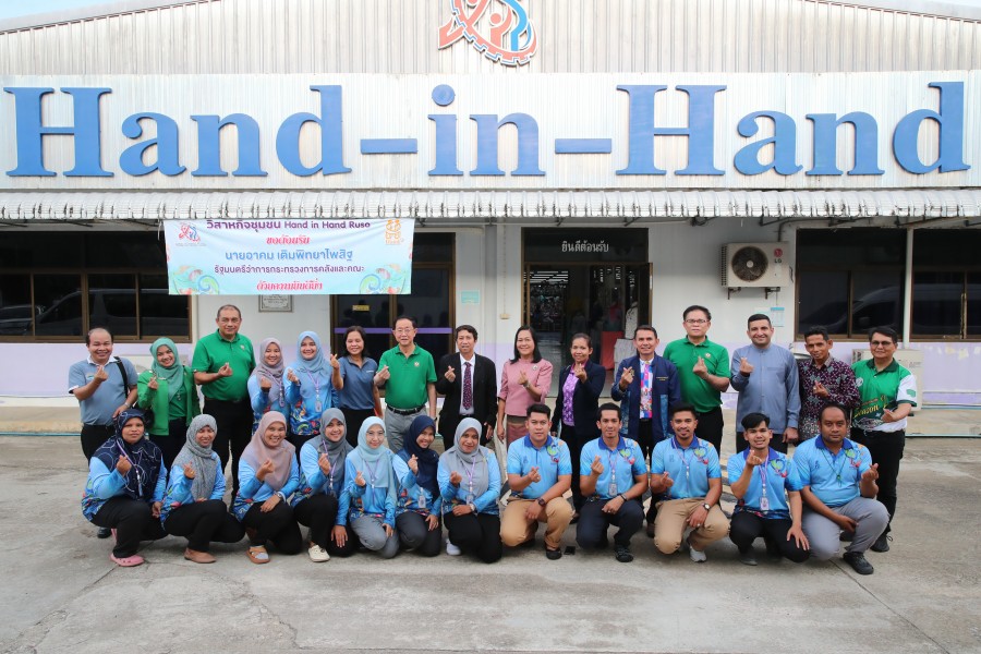 รมว. คลังลงพื้นที่เยี่ยมชมงานวิสาหกิจชุมชน HAND IN HAND จังหวัดนราธิวาส