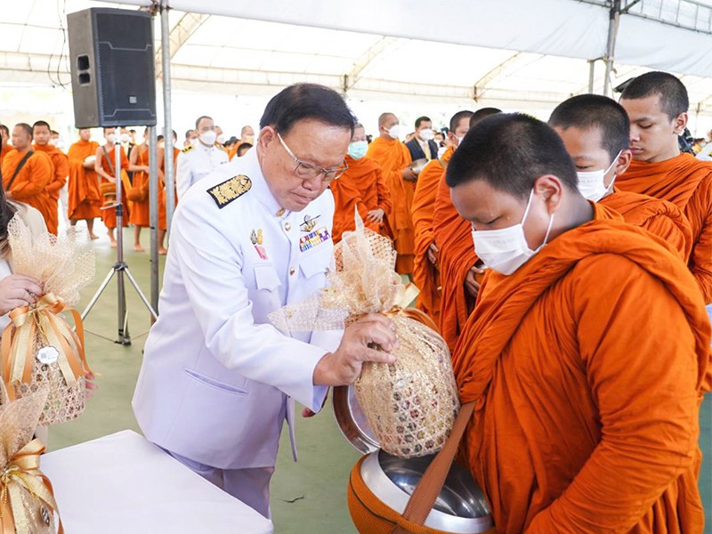 รมช.คลัง ร่วมพิธีทำบุญตักบาตรและถวายสัตย์ปฏิญาณ