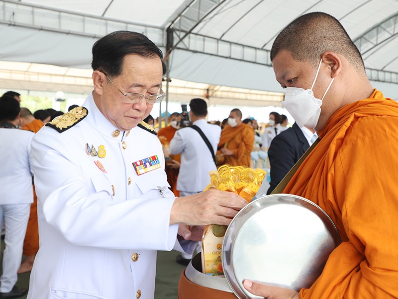 รมว.คลัง ร่วมพิธีทำบุญตักบาตรเพื่อถวายเป็นพระราชกุศล เนื่องในโอกาสวันเฉลิมพระชนมพรรษา 12 สิงหาคม 2566
