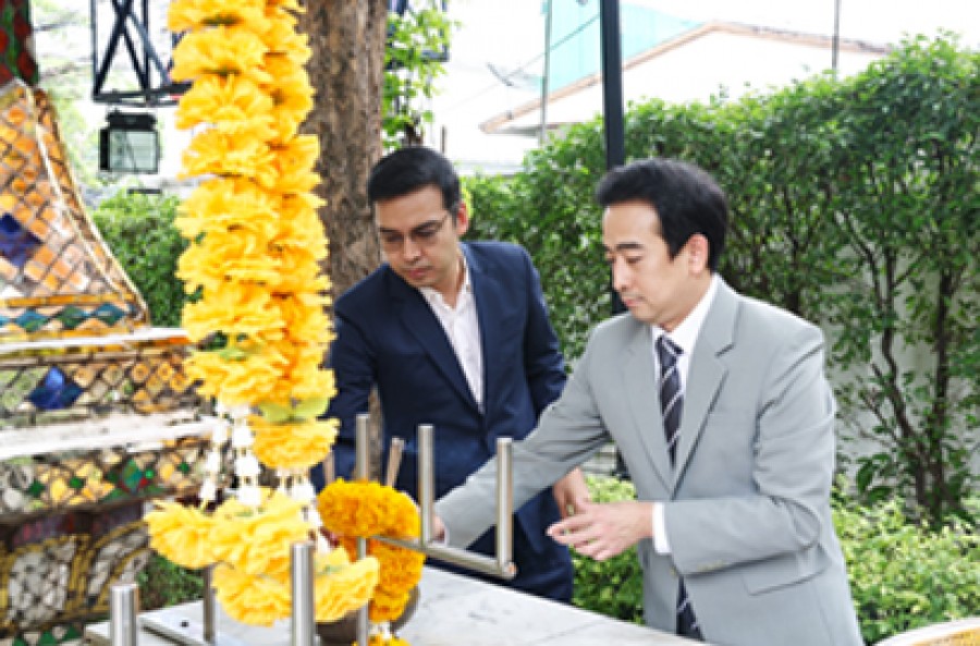 ผู้บริหารระดับสูงกระทรวงการคลังสักการะสิ่งศักดิ์สิทธิ์ประจำ กระทรวงการคลัง