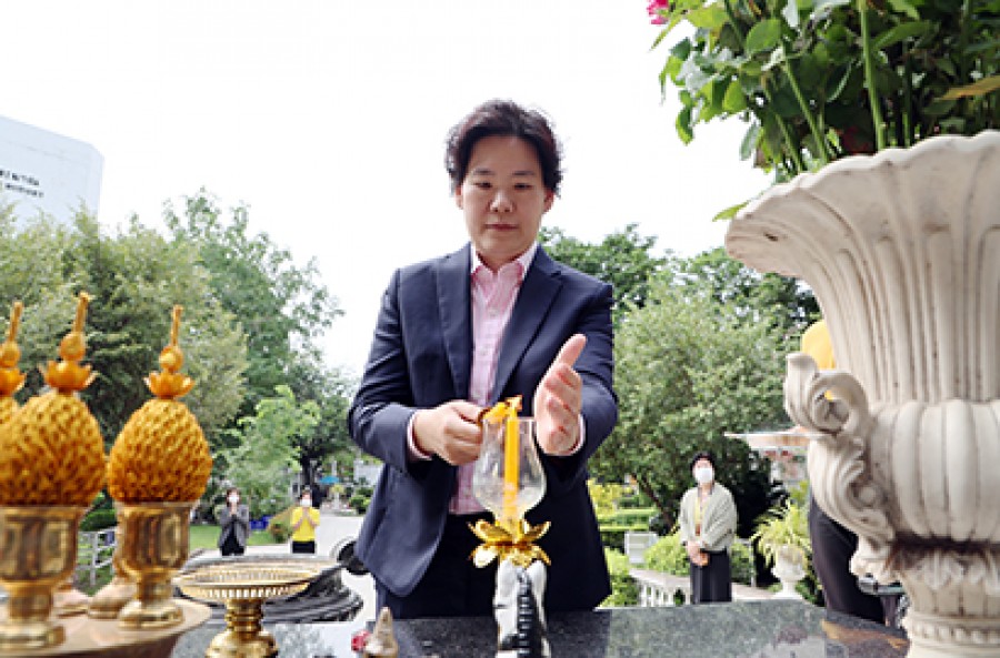 ผู้บริหารระดับสูงกระทรวงการคลัง สักการะสิ่งศักดิ์สิทธิ์ประจำกระทรวงการคลัง