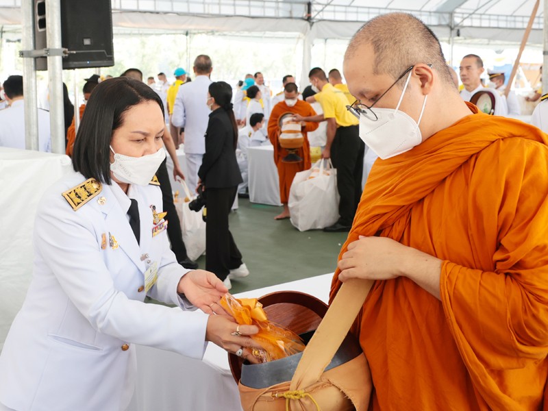 กระทรวงการคลัง ร่วมพิธีสวดพระพุทธมนต์และพิธีทำบุญตักบาตร ถวายพระราชกุศล เนื่องในวันนวมินทรมหาราช