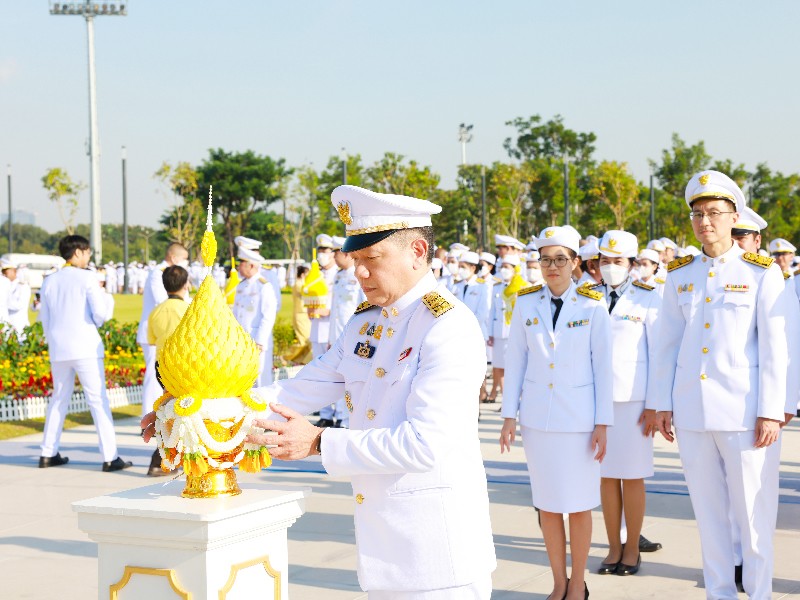 กระทรวงการคลัง ร่วมพิธีวางพานพุ่มดอกไม้ถวายราชสักการะ เนื่องในวันคล้ายวันพระบรมราชสมภพ พระบาทสมเด็จพระบรมชนกาธิเบศร มหาภูมิพลอดุลยเดชมหาราช บรมนาถบพิตร