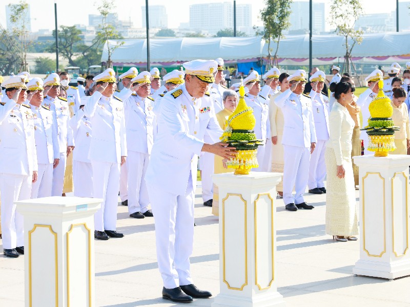 พิธีวางพานพุ่มดอกไม้ถวายราชสักการะ เนื่องในวันคล้ายวันพระบรมราชสมภพ พระบาทสมเด็จพระบรมชนกาธิเบศร มหาภูมิพลอดุลยเดชมหาราช บรมนาถบพิตร