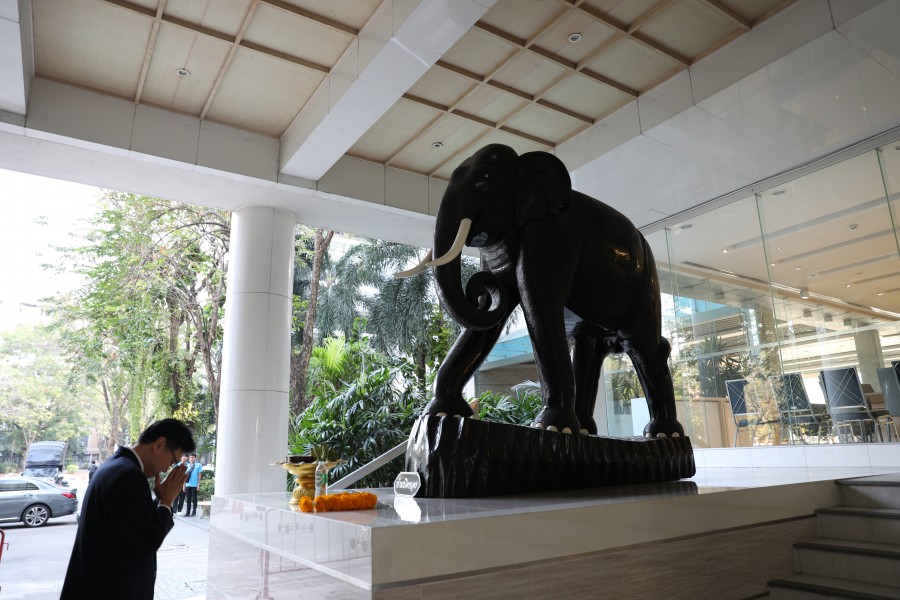 ที่ปรึกษาด้านเทคโนโลยีสารสนเทศและการสื่อสาร สักการะสิ่งศักดิ์สิทธิ์ประจำกระทรวงการคลัง
