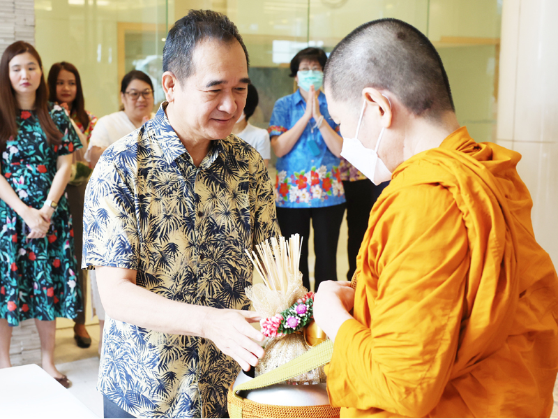 พิธีทำบุญตักบาตรข้าวสารอาหารแห้งแด่พระภิกษุสงฆ์ 9 รูป เนื่องในเทศกาลวันสงกรานต์