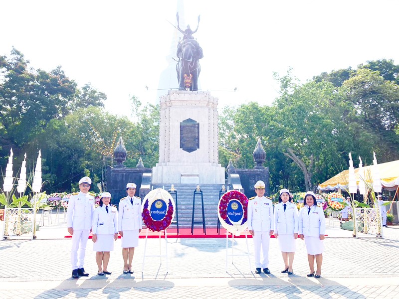 รมช.คลัง วางพวงมาลาถวายราชสักการะสมเด็จพระนเรศวรมหาราช