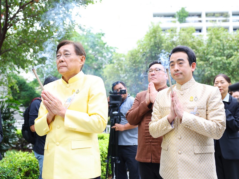 รองนายกรัฐมนตรีและรัฐมนตรีว่าการกระทรวงการคลัง พร้อมรัฐมนตรีช่วยว่าการกระทรวงการคลัง สักการะสิ่งศักดิ์สิทธิ์ประจำกระทรวงการคลัง