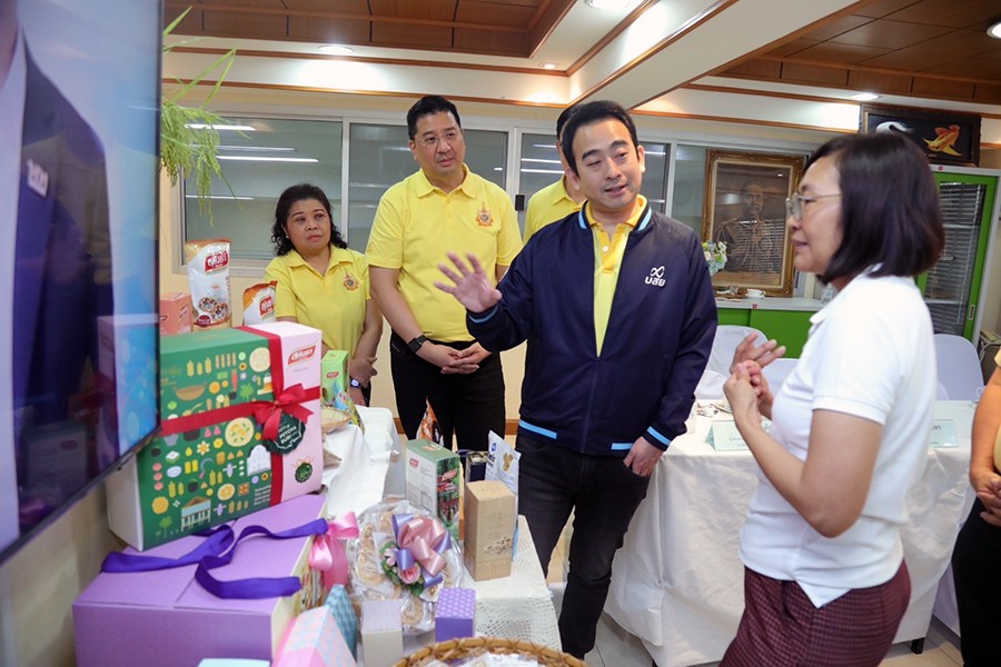 รมช.คลัง ลงพื้นที่พบผู้ประกอบการ SMEs จ.เพชรบุรี