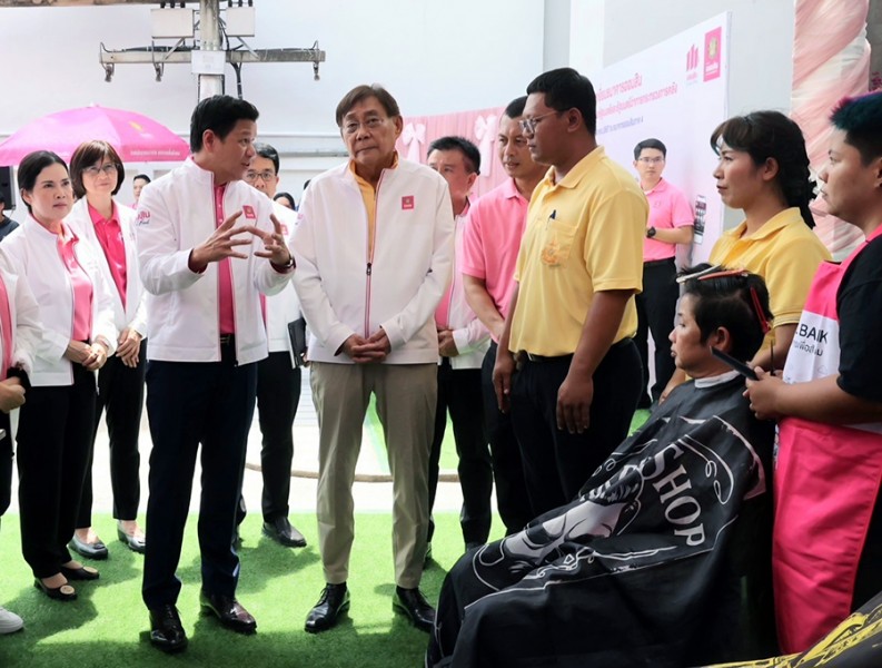 รองนายกฯ และ รมว.คลัง ตรวจเยี่ยมธนาคารออมสิน จ.เพชรบุรี