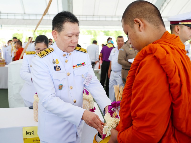 ปลัดกระทรวงการคลัง ร่วมพิธีทำบุญตักบาตร เนื่องในวันเฉลิมพระชนมพรรษา สมเด็จพระนางเจ้าฯ พระบรมราชินี ประจำปี 2567