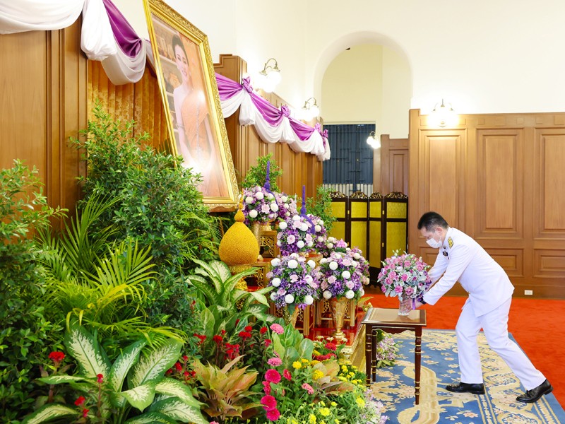 ปลัดกระทรวงการคลัง ถวายแจกันดอกไม้และลงนามถวายพระพร เนื่องในวันเฉลิมพระชนมพรรษา สมเด็จพระนางเจ้าฯ พระบรมราชินี ประจำปี 2567