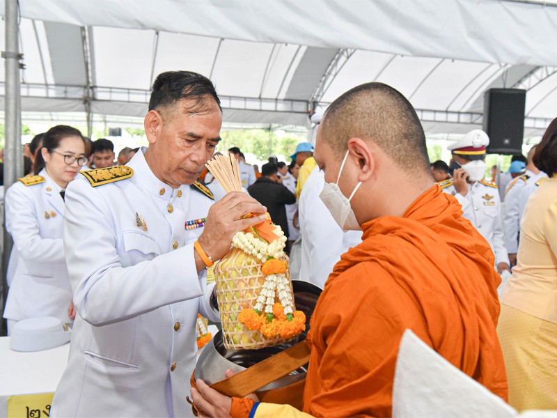 รองปลัดกระทรวงการคลัง ร่วมพิธีเจริญพระพุทธมนต์และทำบุญตักบาตรเพื่อถวายเป็นพระราชกุศล พระบาทสมเด็จพระเจ้าอยู่หัว เนื่องในโอกาสพระราชพิธีมหามงคลเฉลิมพระชนมพรรษา 6 รอบ
