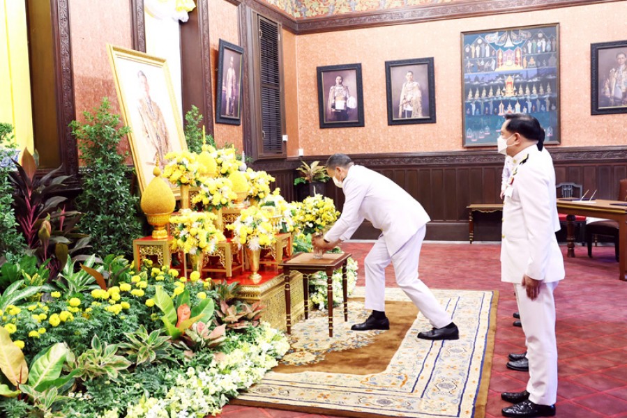กระทรวงการคลัง ถวายแจกันดอกไม้และลงนามถวายพระพร เนื่องในโอกาสพระราชพิธีมหามงคลเฉลิมพระชนมพรรษา 6 รอบ