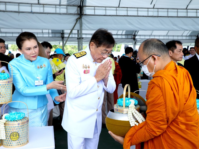 รองนายกรัฐมนตรีและรมว.คลัง ร่วมพิธีเจริญพระพุทธมนต์และทำบุญตักบาตรเพื่อถวายเป็นพระราชกุศลเนื่องในโอกาสวันเฉลิมพระชนมพรรษาสมเด็จพระนางเจ้าสิริกิติ์ พระบรมราชินีนาถ พระบรมราชชนนีพันปีหลวง