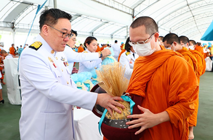 รมช.คลัง ร่วมพิธีเจริญพระพุทธมนต์และทำบุญตักบาตรถวายพระราชกุศลเนื่องในโอกาสวันเฉลิมพระชนมพรรษาสมเด็จพระนางเจ้าสิริกิติ์ พระบรมราชินีนาถ พระบรมราชชนนีพันปีหลวง
