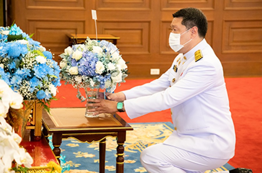 ผู้ตรวจราชการกระทรวงการคลัง ถวายแจกันดอกไม้และลงนามถวายพระพร เนื่องในโอกาสวันเฉลิมพระชนมพรรษาสมเด็จพระนางเจ้าสิริกิติ์ พระบรมราชินีนาถ พระบรมราชชนนีพันปีหลวง