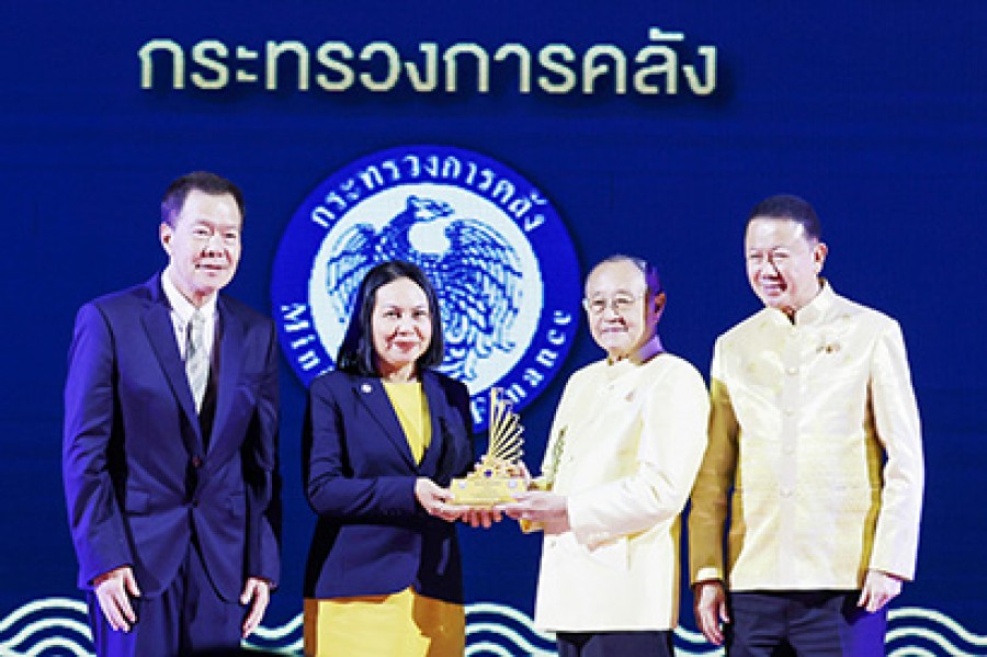 รองปลัดกระทรวงการคลัง รับมอบรางวัล ในพิธีรับรางวัล “สำเภา-นาวาทอง” ประจำปี 2567