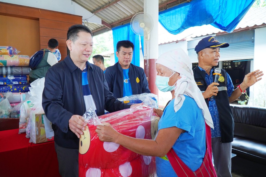 ปลัดกระทรวงการคลังลงพื้นที่สังเกตการณ์ พร้อมมอบสิ่งของ ชุดครัว และชุดเครื่องนอน ณ จังหวัดเชียงราย