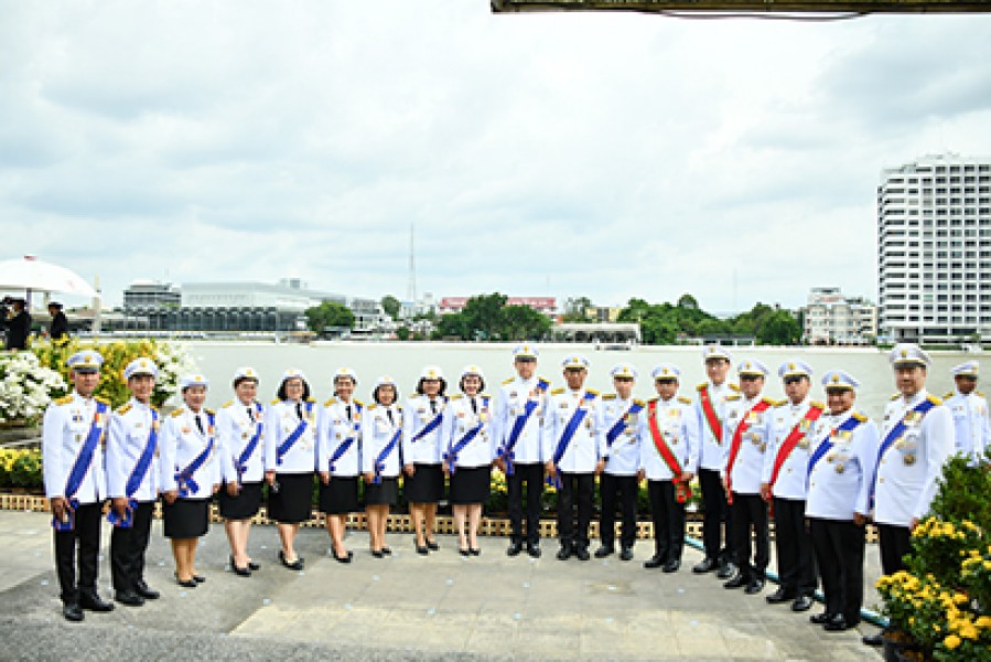 กระทรวงการคลัง เฝ้าทูลละอองธุลีพระบาท พระบาทสมเด็จพระเจ้าอยู่หัว และสมเด็จพระนางเจ้าฯ พระบรมราชินี เสด็จพระราชดำเนินไปทรงบำเพ็ญกุศลถวายผ้าพระกฐิน วัดอรุณราชวราราม