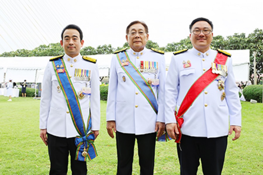 รมว.และรมช.คลัง เฝ้าทูลละอองธุลีพระบาท พระบาทสมเด็จพระเจ้าอยู่หัว และสมเด็จพระนางเจ้าฯ พระบรมราชินี เสด็จพระราชดำเนินไปทรงบำเพ็ญกุศลถวายผ้าพระกฐิน วัดอรุณราชวราราม