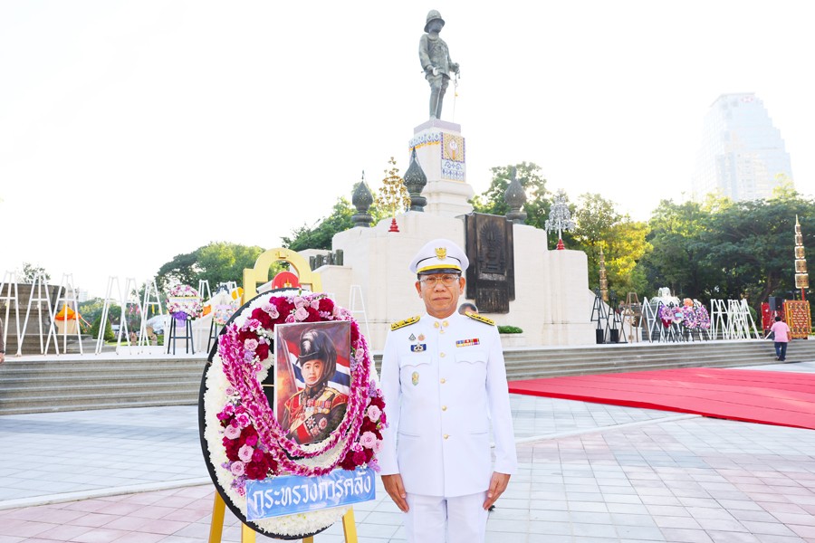 วางพวงมาลาถวายสักการะพระบรมราชานุสรณ์ พระบาทสมเด็จพระมงกุฎเกล้าเจ้าอยู่หัว (รัชกาลที่ 6)