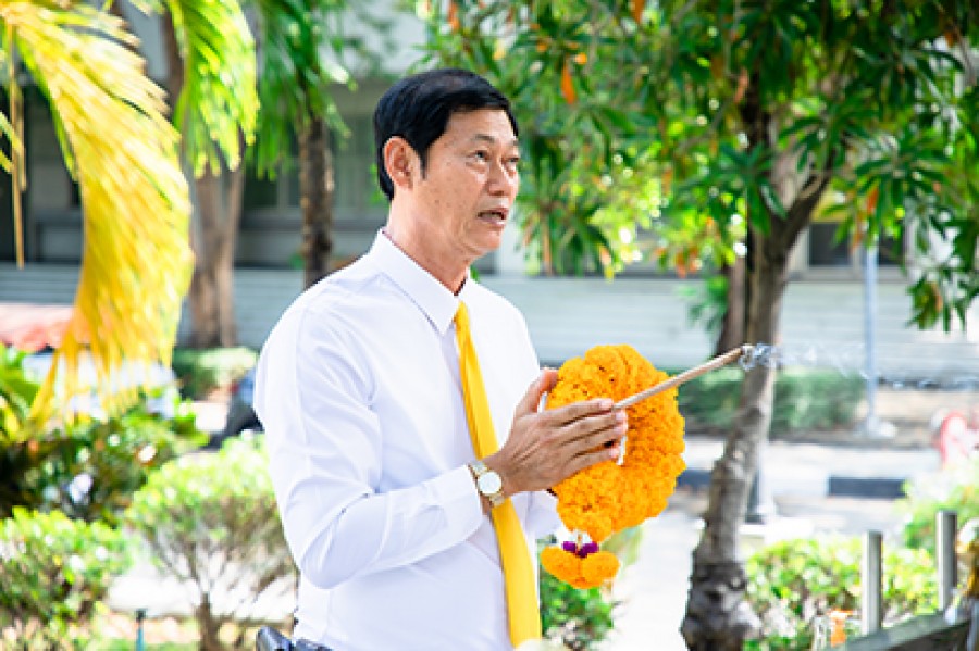 ที่ปรึกษารัฐมนตรีช่วยว่าการกระทรวงการคลัง สักการะสิ่งศักดิ์สิทธิ์