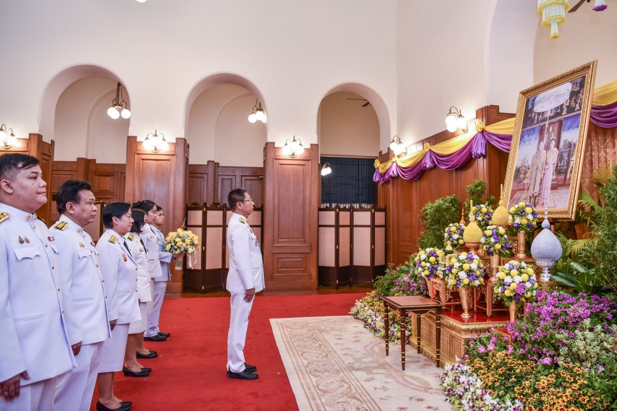 รองปลัดกระทรวงการคลัง  ถวายแจกันดอกไม้ และลงนามถวายพระพรเนื่องในโอกาสวันขึ้นปีใหม่ พ.ศ.2568