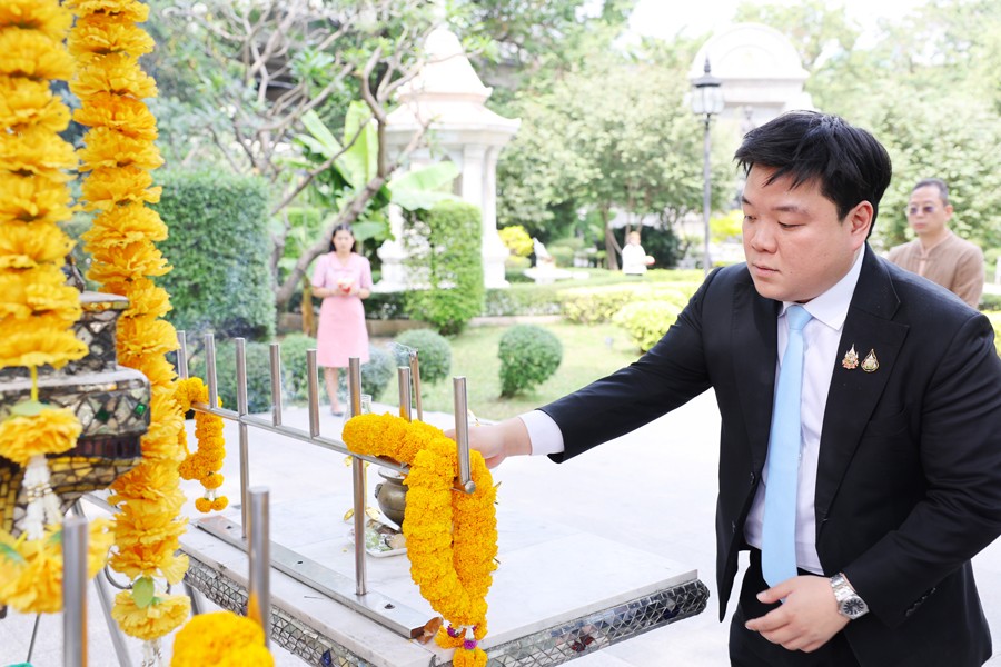 ที่ปรึกษารัฐมนตรีช่วยว่าการกระทรวงการคลัง สักการะสิ่งศักดิ์สิทธิ์ประจำกระทรวงการคลัง