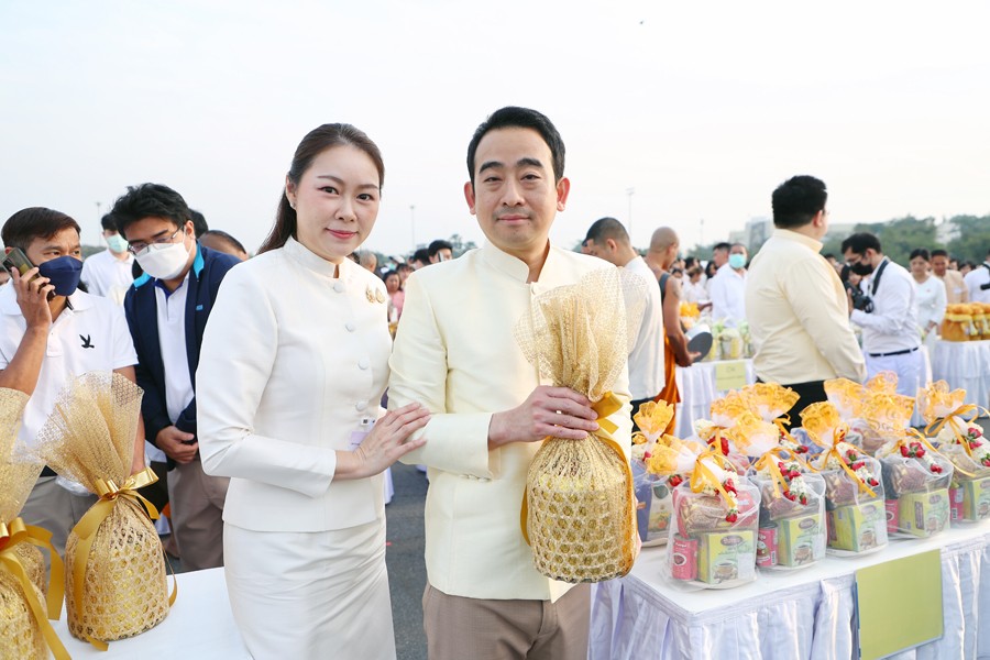 รมช.คลัง ร่วมพิธีเจริญพระพุทธมนต์ พิธีทำบุญตักบาตร และเวียนเทียน เนื่องในวันมาฆบูชา พุทธศักราช 2568