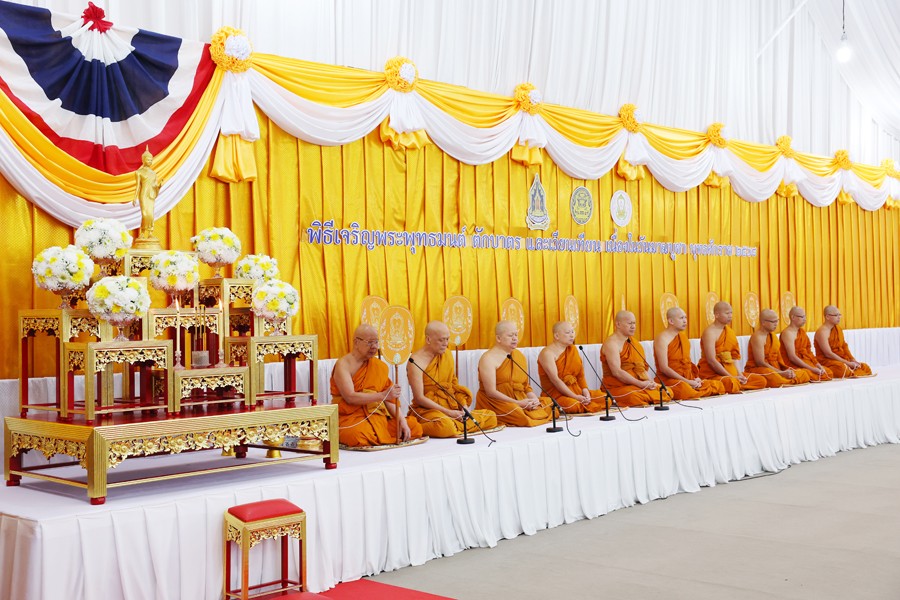 รมว.คลัง ร่วมพิธีเจริญพระพุทธมนต์ พิธีทำบุญตักบาตร และเวียนเทียน เนื่องในวันมาฆบูชา พุทธศักราช 2568