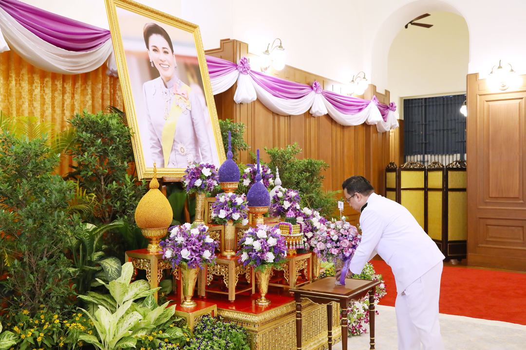 กระทรวงการคลัง ถวายแจกันดอกไม้และลงนามถวายพระพร เนื่องในวันเฉลิมพระชนมพรรษา สมเด็จพระนางเจ้าฯ พระบรมราชินี ประจำปี 2568