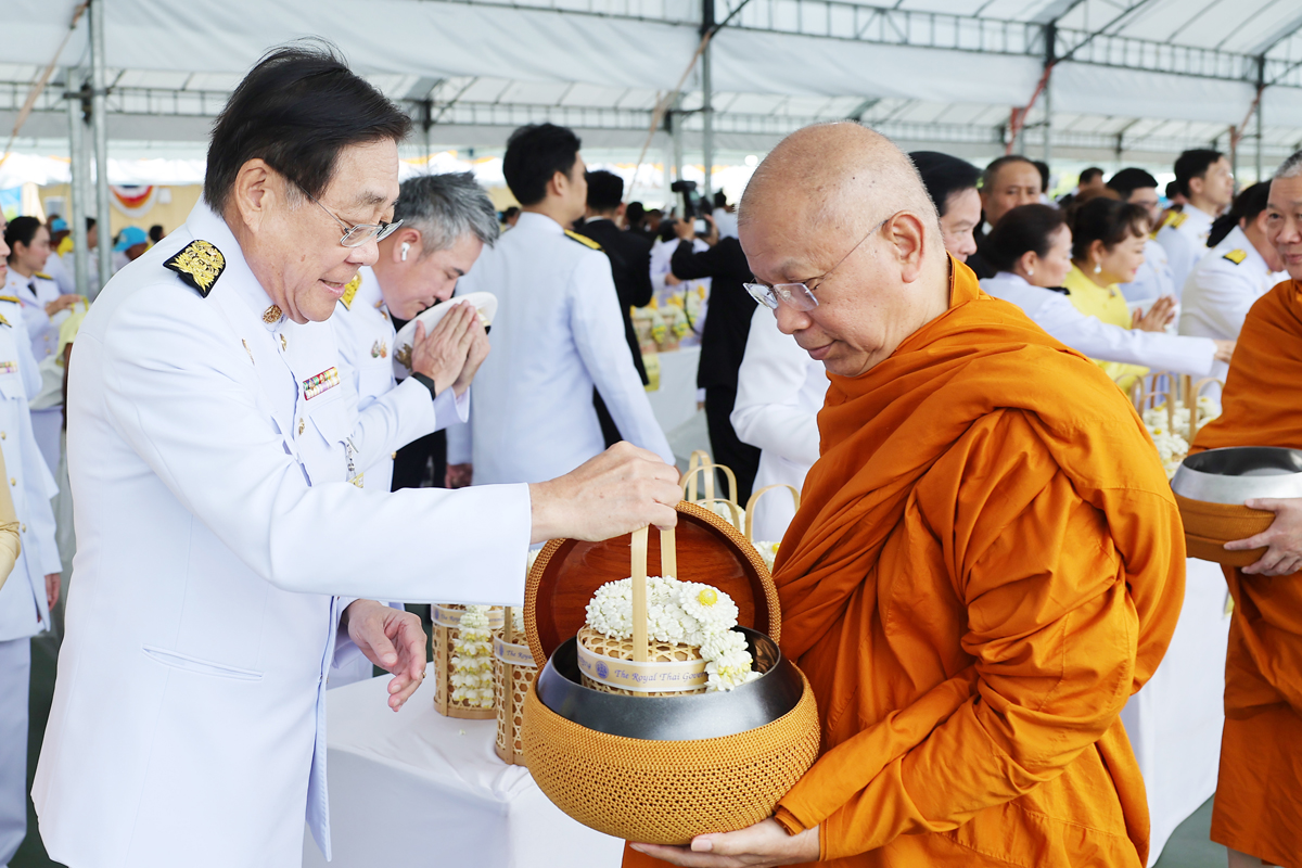 กระทรวงการคลัง ร่วมพิธีเจริญพระพุทธมนต์และทำบุญตักบาตรเพื่อถวายเป็นพระราชกุศล พระบาทสมเด็จพระเจ้าอยู่หัว เนื่องในโอกาสวันเฉลิมพระชนมพรรษา