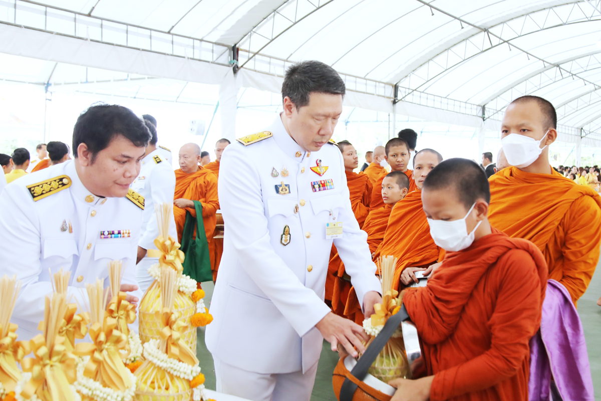 รองปลัดกระทรวงการคลัง ร่วมพิธีเจริญพระพุทธมนต์และทำบุญตักบาตรเพื่อถวายเป็นพระราชกุศล พระบาทสมเด็จพระเจ้าอยู่หัว เนื่องในโอกาสวันเฉลิมพระชนมพรรษา
