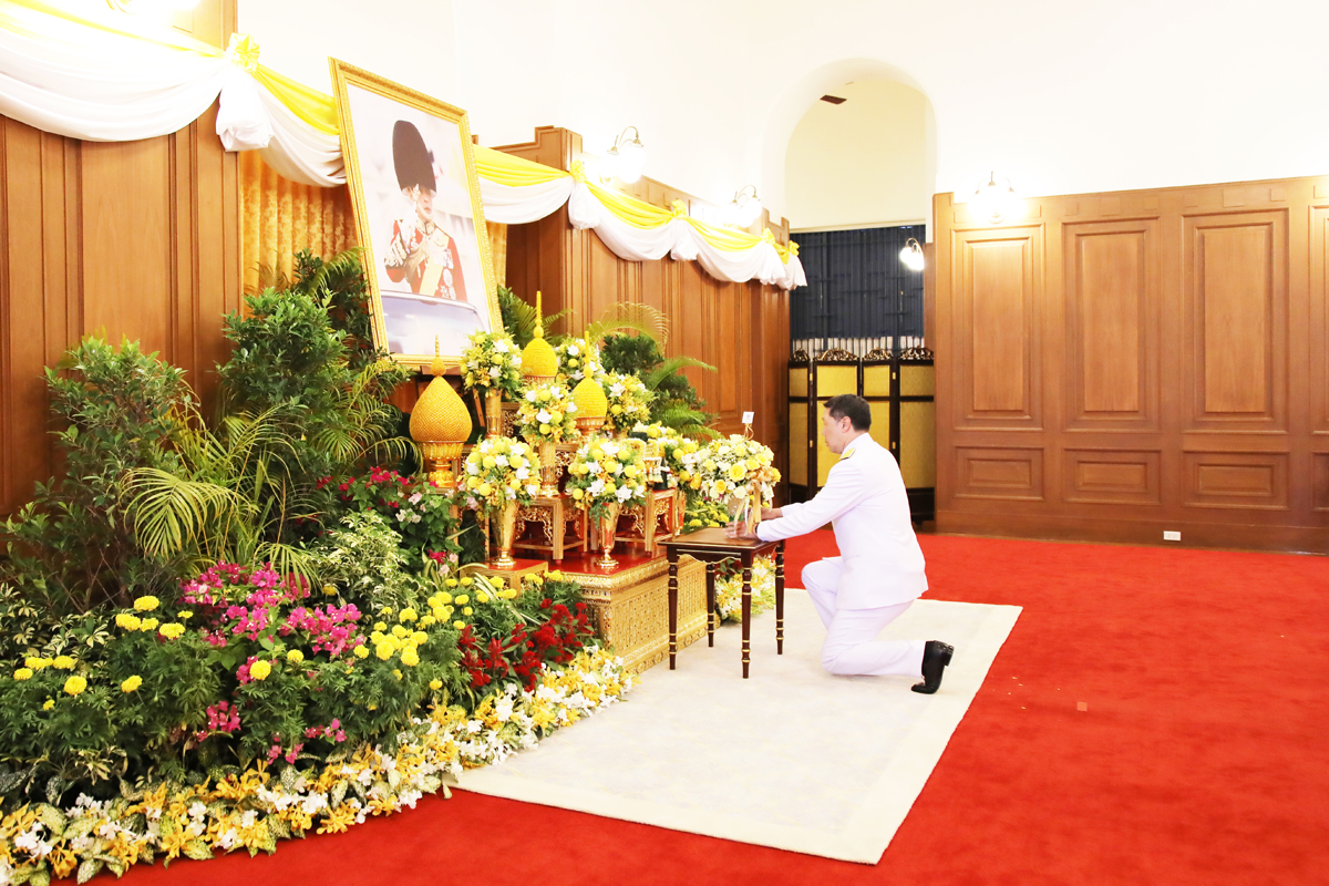 รองปลัดกระทรวงการคลัง ถวายแจกันดอกไม้และลงนามถวายพระพร เนื่องในโอกาสวันเฉลิมพระชนมพรรษา 28 กรกฎาคม 2568