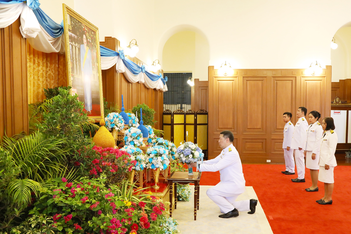 รองปลัดกระทรวงการคลัง ถวายแจกันดอกไม้และลงนามถวายพระพร เนื่องในโอกาสวันเฉลิมพระชนมพรรษา 12 สิงหาคม 2568